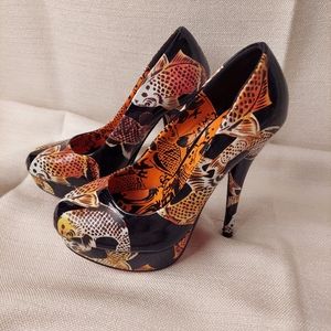 Woman's 3.5 in heel, 1 in platform. Fish design. Great condition